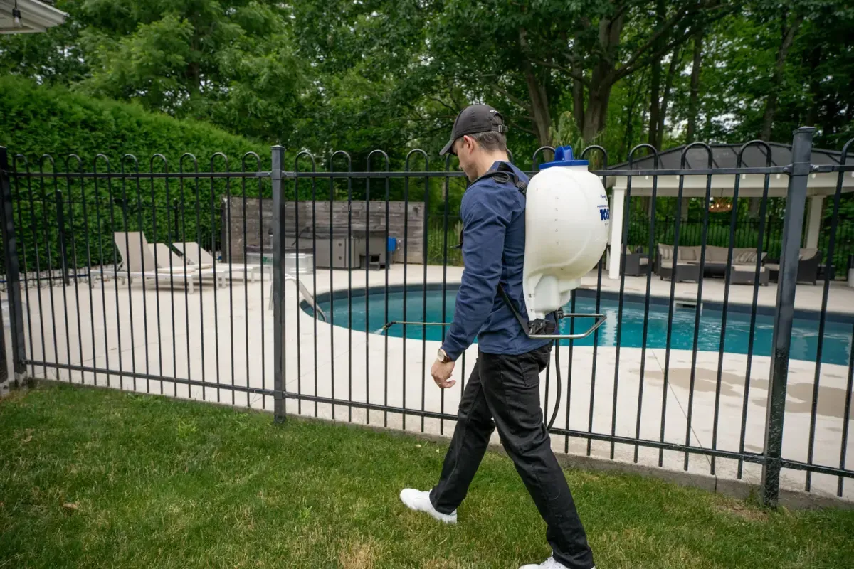 Pest control technician in Werribee